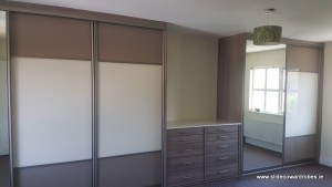 Sliding wardrobes and chest of drawers